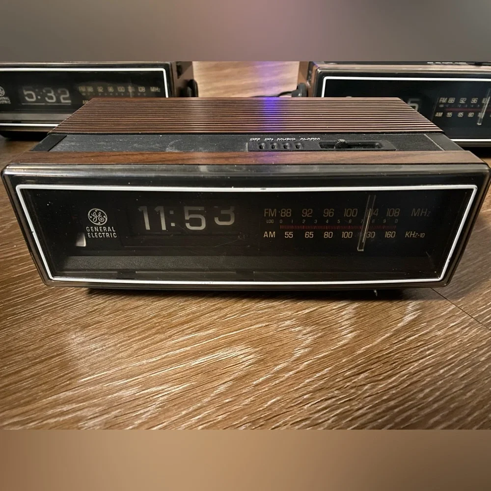 1980s Vtg General Electric GE Flip Clock Radio Model 7-4305C (x3) *PLEASE READ* - Picture 1 of 5